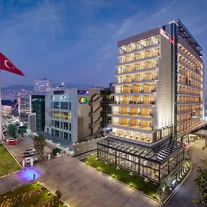 Hilton Garden Bayrakli מלון